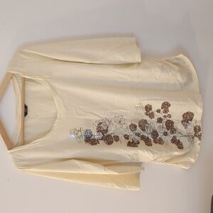 Off white quarter sleeve top with beautiful flower design in size L